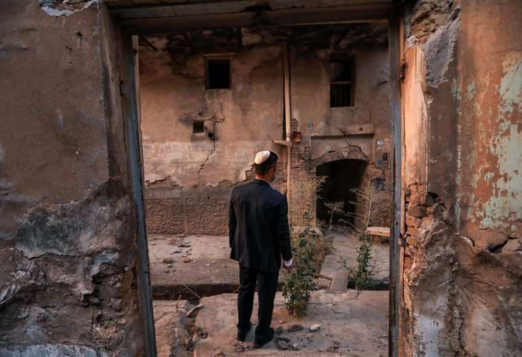 Ranj Abderrahman Cohen, un judío kurdo, en una sinagoga en ruinas en Arbil. Foto AFP