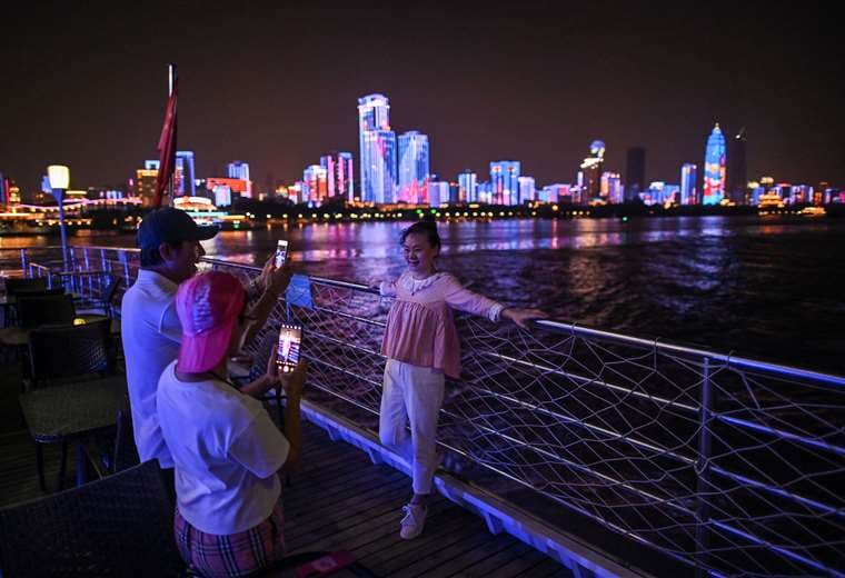 Turistas en un barco por el río Yangtzé en Wuhan. Foto AFP