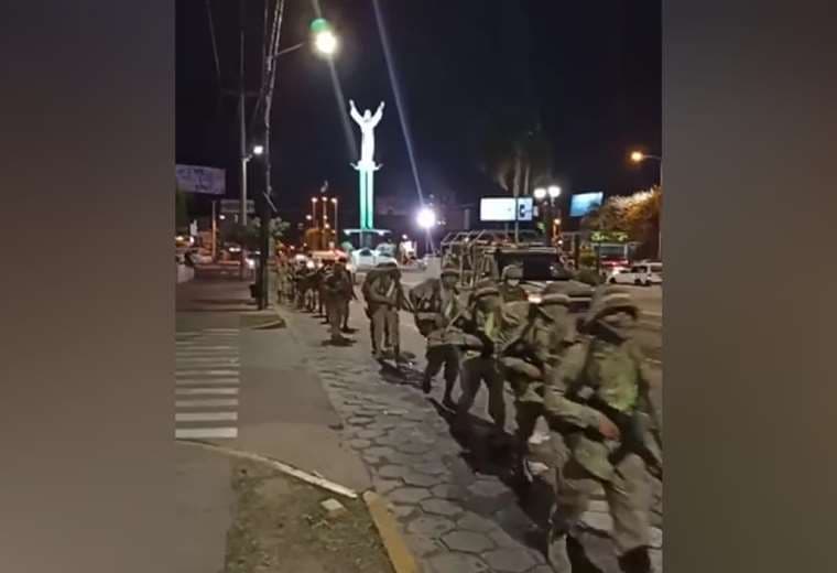 Los efectivos militares ingresando por la av. Monseñor Rivero. Foto: RRSS