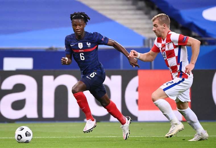 Eduardo Camavinga se escapa. Tiene 17 años. Debutó este martes en la selección de Francia.