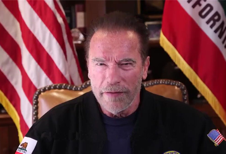 Arnold Schwarzenegger  mientras daba su mensaje 
