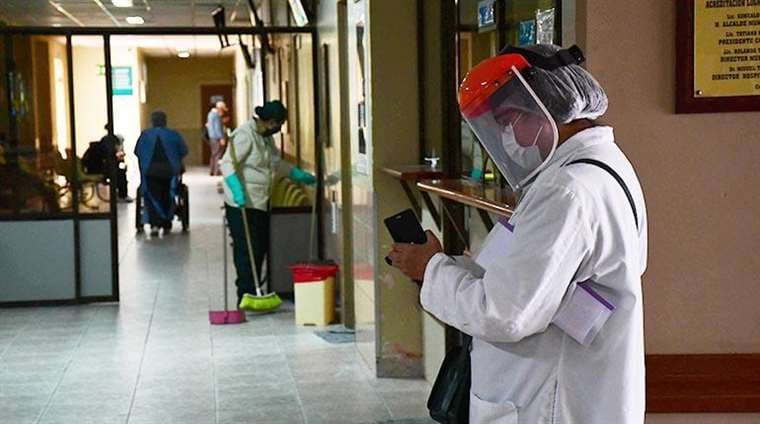 Covid-19 golpea al personal médico de La Paz. Foto: Internet