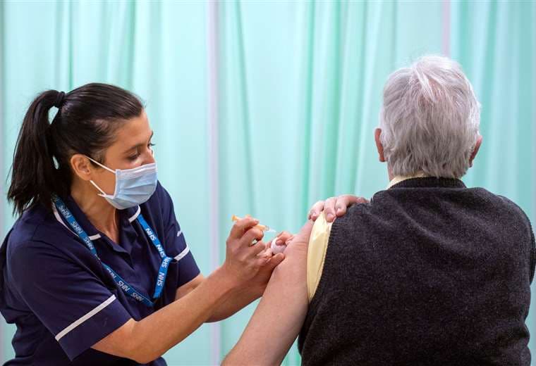 En Reino Unido sigue la vacunación contra el Covid-19/Foto: AFP