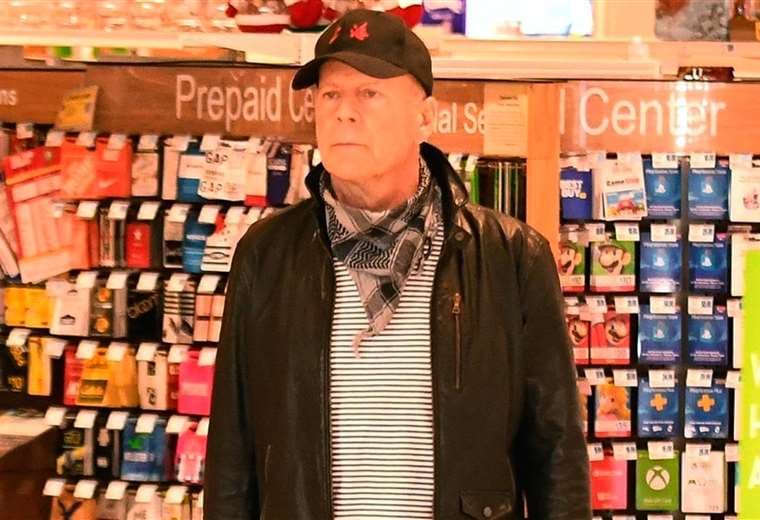 Bruce Willis en la tienda de donde tuvo que salir por uno usar mascarilla