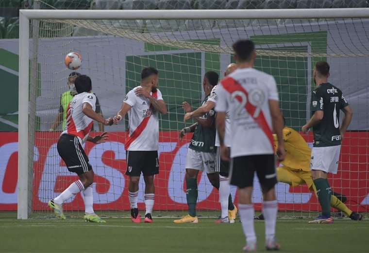 El gol de Roberto Rojas, defensor de River Plate. Foto: AFP