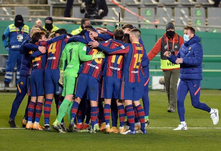 Ter Stegen es felicitado por sus compañeros del Barcelona. Foto: AFP