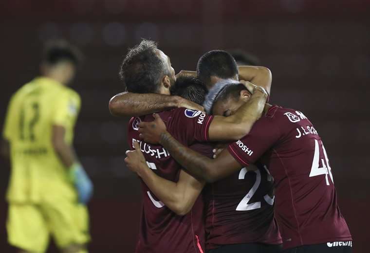 La celebración de los jugadores de Lanús que derrotaron a Vélez. Foto: AFP