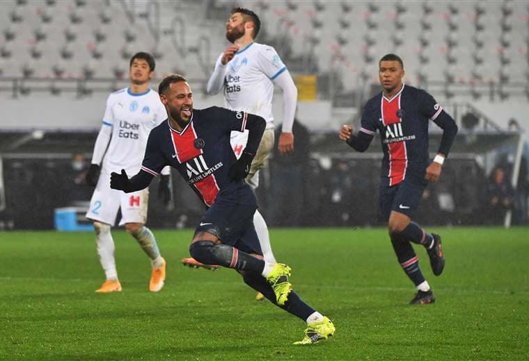 La celebración de Neymar que hizo un gol ante el Marsella. Foto: AFP