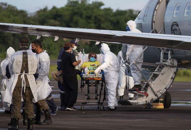 Pacientes con Covid-19 de Manaus son llevados vía áerea a otras regiones/Foto: AFP