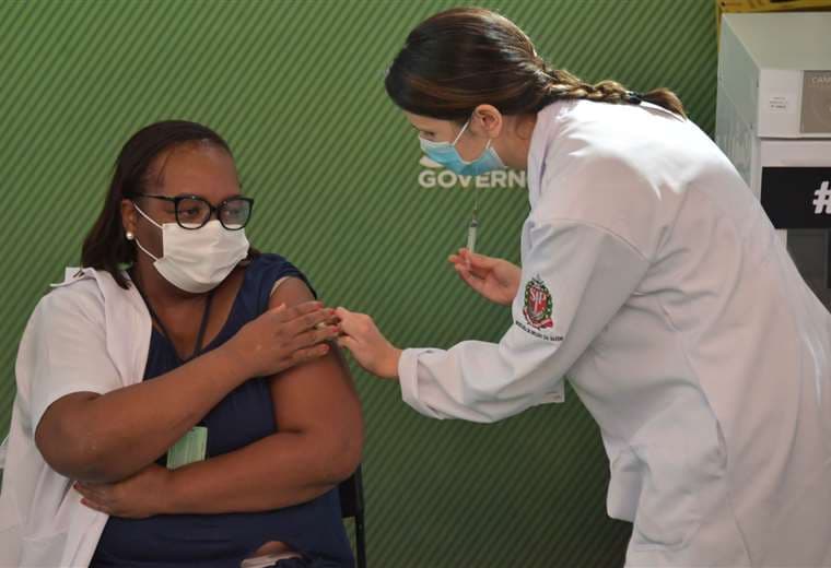 La enfermera Mónica Calazansis recibe la vacuna anticovid en San Pablo/Foto: AFP
