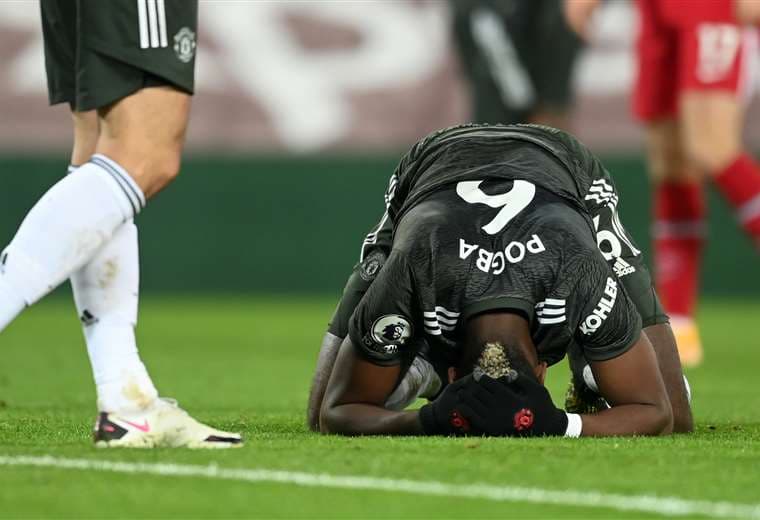 El lamento de Pogbá tras desperdiciar una opción de gol para el Manchester. Foto. AFP