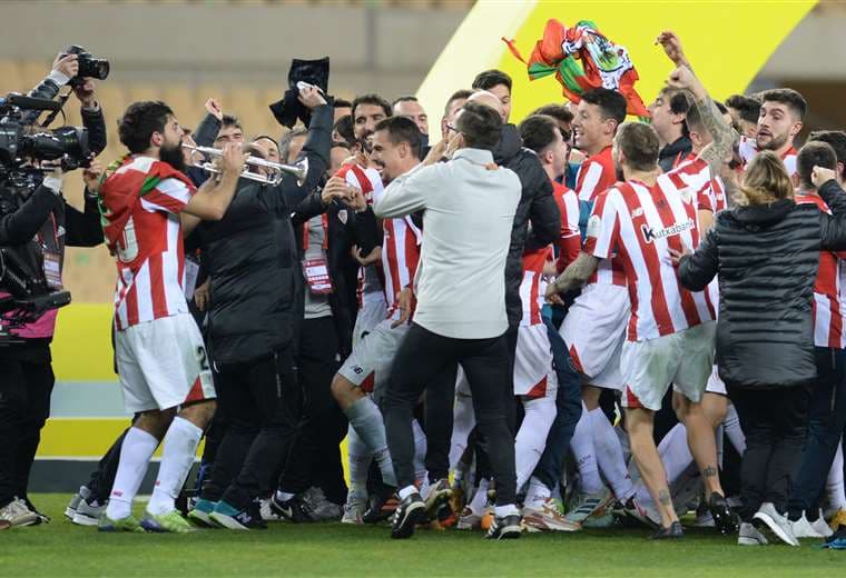 El festejo de Athletic de Bilbao tras superar en la final a Barcelona. Foto. AFP