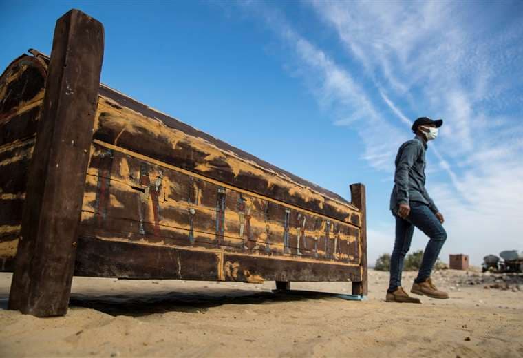 Un sarcófago de madera hallado en Egipto/Foto: AFP