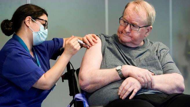 Un hombre recibe la vacuna en Oslo, Noruega