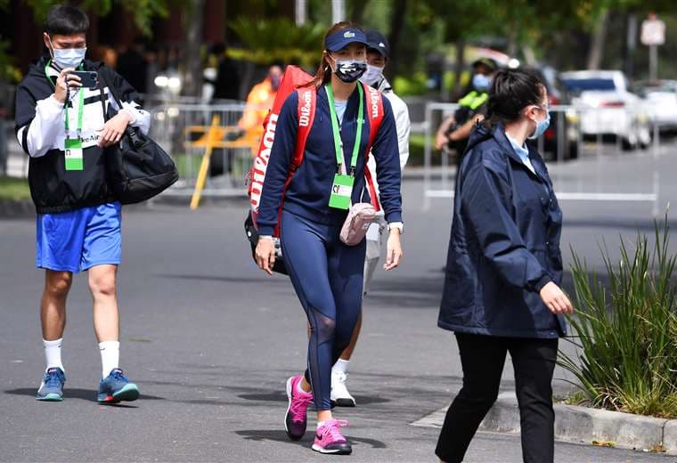La tenista taiwanesa Chan Hao Ching (c) llega al hotel donde hará la cuarentena. Foto: AFP