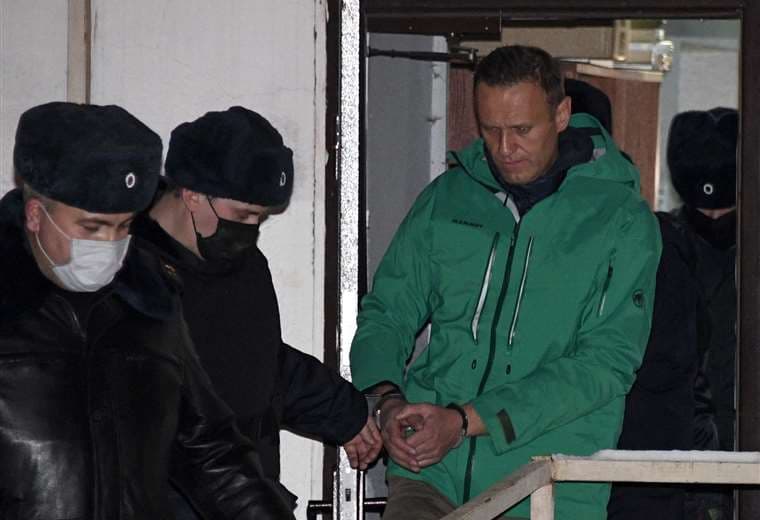 Alexei Navalny es escoltado por la policía; un juez ordenara su encarcelamiento/Foto: AFP