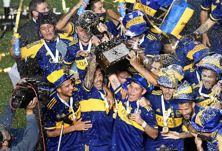 El festejo de los jugadores de Boca con el trofeo de campeón. Foto: AFP