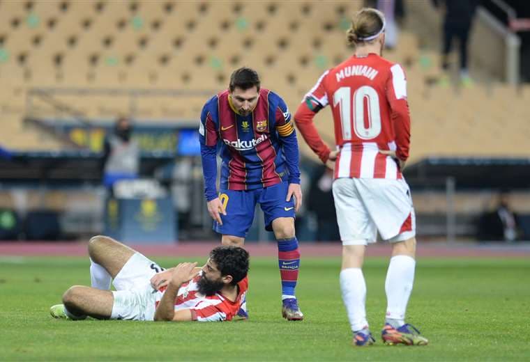 La falta de Messi a Villalibre ocasionó su expulsión el domingo. Foto: AFP