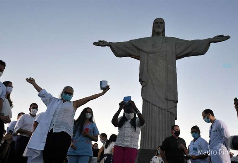 Brasil y Rusia lanzan vacunación masiva 