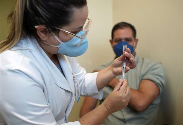 En Niteroi vacunan contra el coronavirus/Foto: AFP