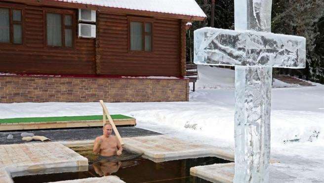 Putin se baña en agua helada para celebrar la Epifanía ortodoxa