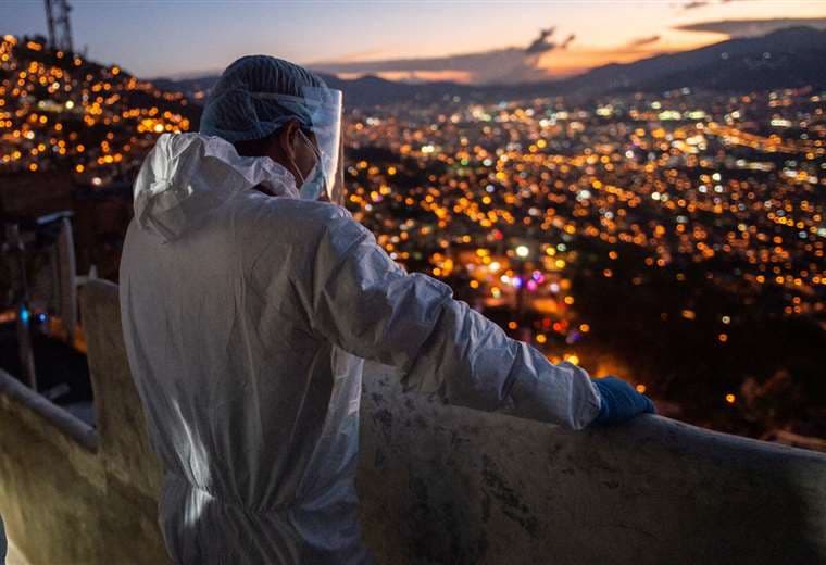 Un paramédico espera por paciente con Covid-19 en Medellín/Foto: AFP