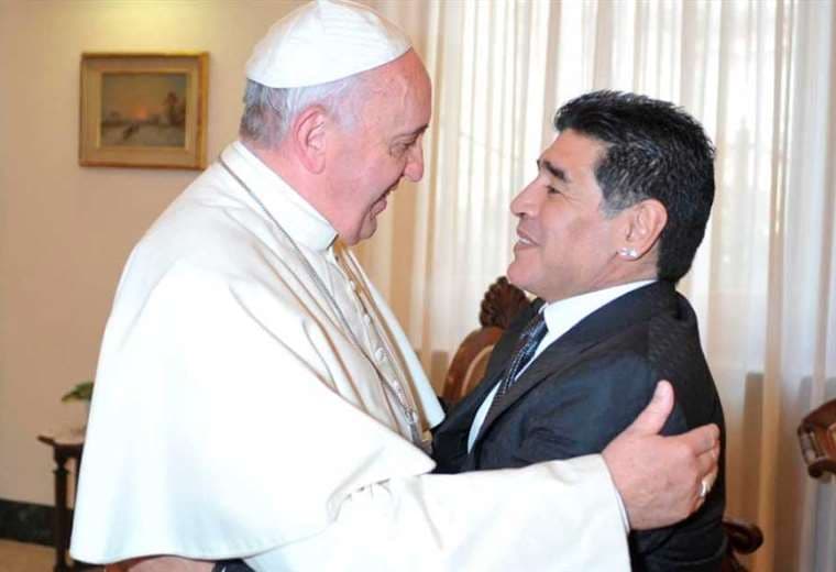 Bergoglio y Maradona se conocieron en 2014