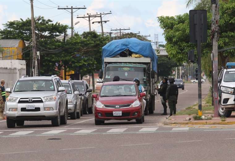 Policías y militares controlan en el primer día de ley seca/Foto: Jorge Gutiérrez