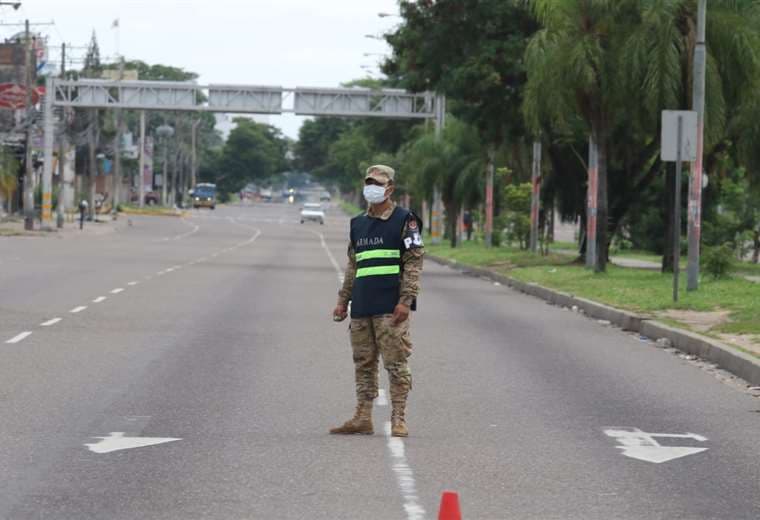 Policías y militares controlan en el primer día de ley seca/Foto: Jorge Gutiérrez