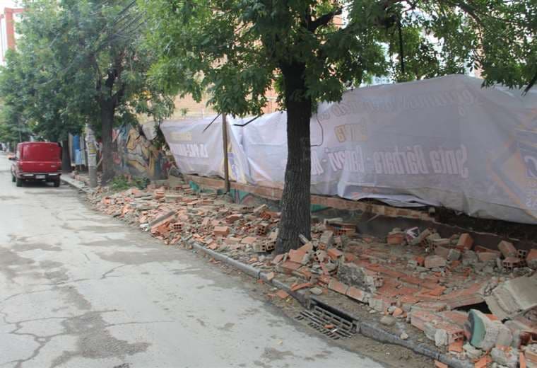 Un muro cayó en la avenida 20 de octubre. GAMLP