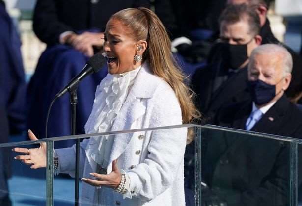 Jennifer Lopez delante del presidente Joe Biden