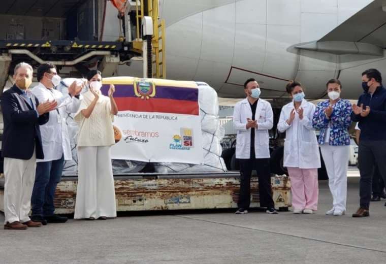 El presidente Moreno recibe las vacunas en Guayaquil