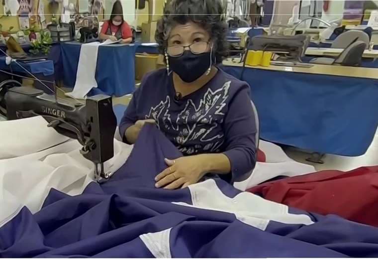 Rodríguez completa varias banderas desde su lugar de trabajo. Foto: Telemundo