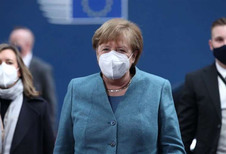 Ángela Merkel pide a sus ciudadanos usar solo barbijos quirúrgicos