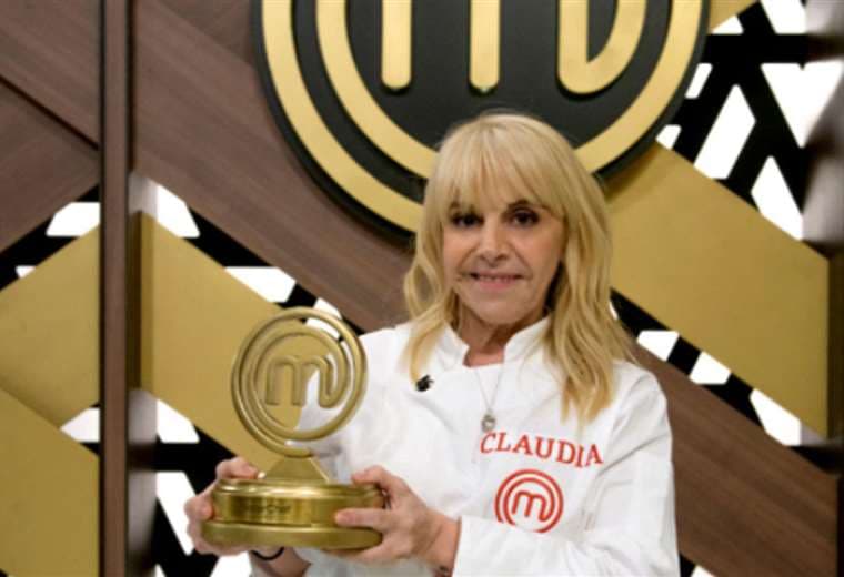 Claudia Villafañe levanta el trofeo de ganadora de Masterchef Celebrity Argentina