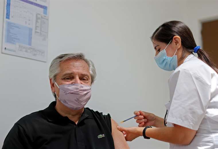 El presidente de Argentina recibe la vacuna Sputnik V contra el Covid-19 | AFP
