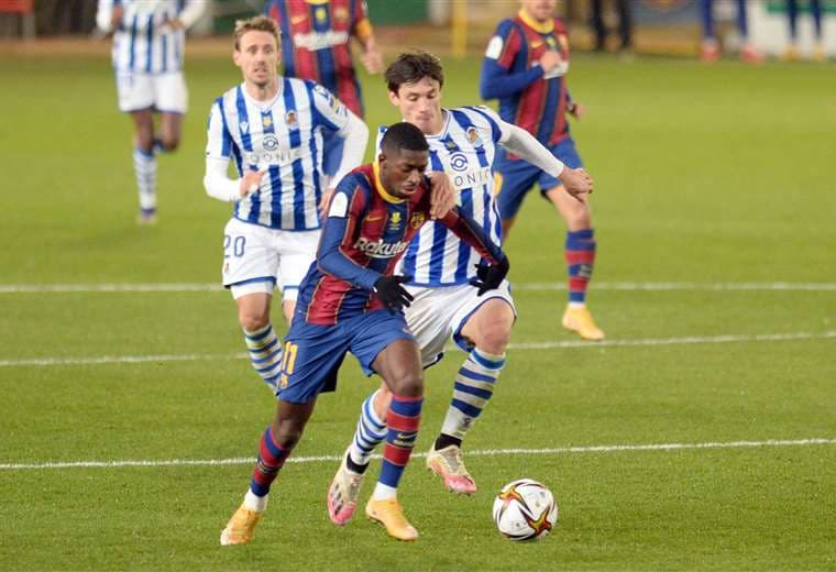Dembélé se lleva la pelota ante la marca de un rival. Foto: AFP