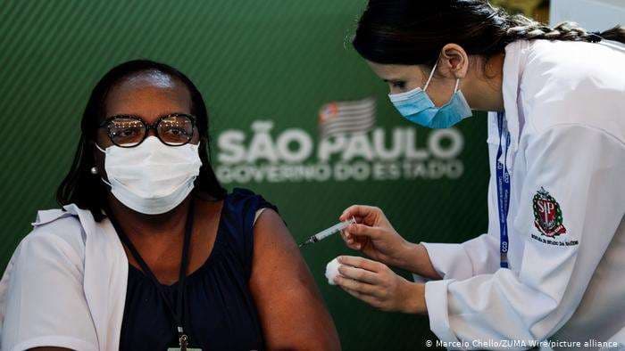 La vacunación prosigue en la capital paulista. Foto AFP