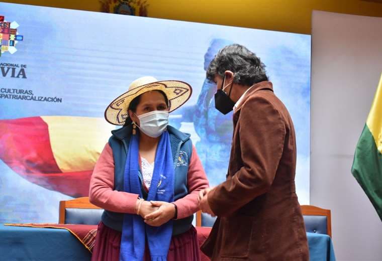 La ministra de Culturas Sabina Orellana saluda a Germán Monje en su posesión