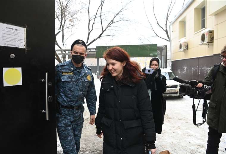 Kira Yarmysh, portavoz de Navalni entrando a una audiencia en Moscú. Foto AFP