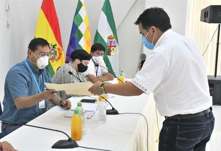 Arce, izquierda, recibió las demandas del sector productivo de Santa Cruz