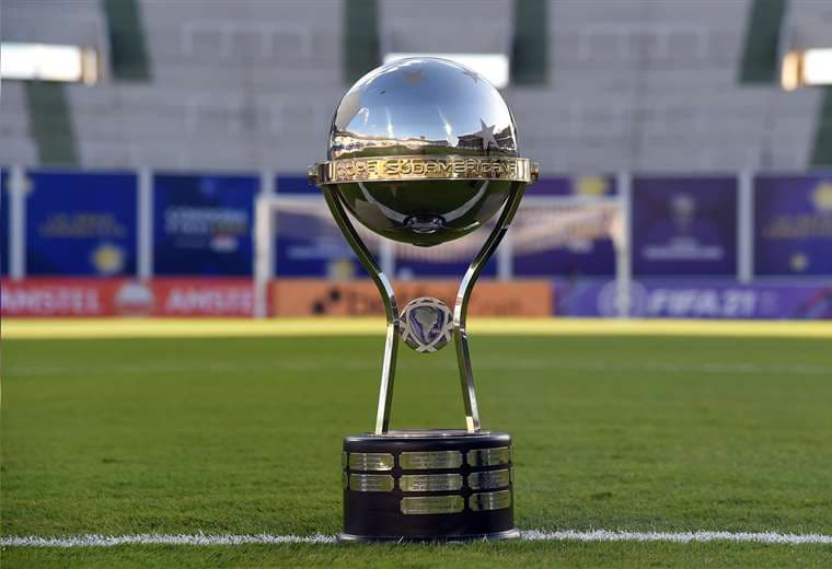 Este es el trofeo que se llevará el mejor de esta tarde. Foto: @Sudamericana