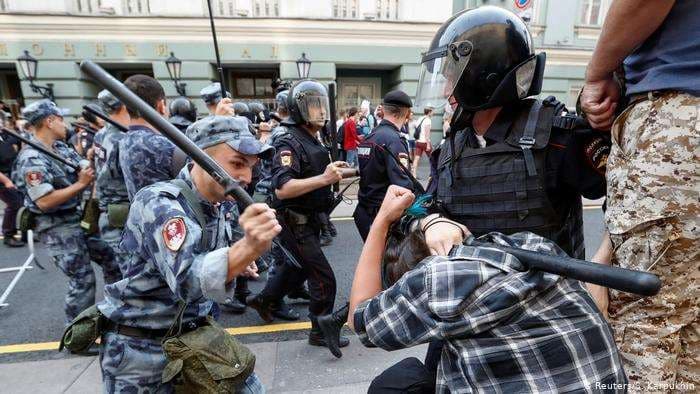 Más de 1.000 arrestos en Rusia y enfrentamientos en Moscú durante manifestaciones 