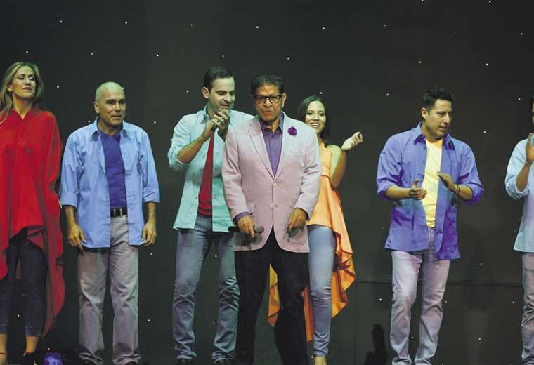 Adolfo Mier Rivas (centro) al finalizar uno de los shows/Foto: Show de Mier