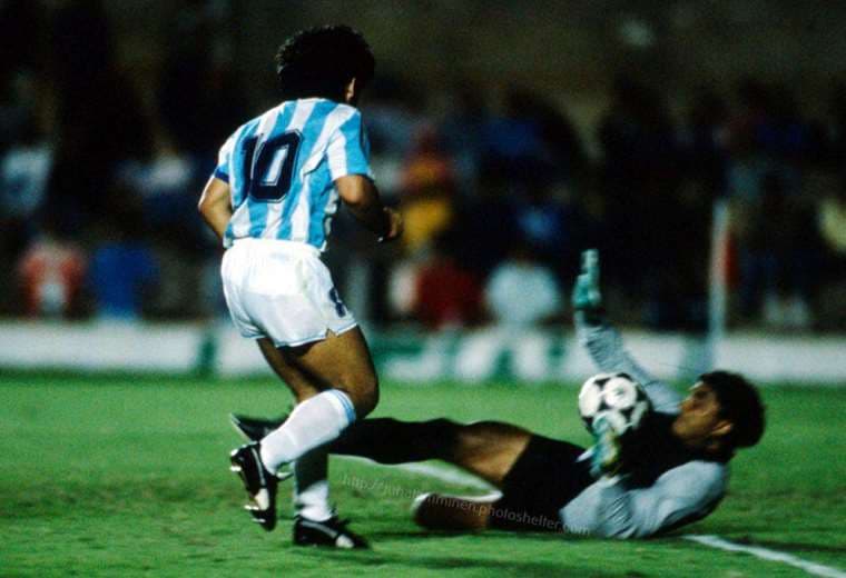 Luis Galarza achica ante Maradona en la Copa América Brasil 1991