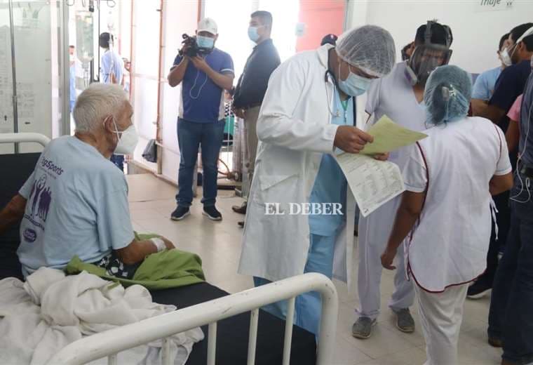 Pacientes son atendidos en pasillos dentro del Hospital El Bajío. Foto: J.C. Torrejón