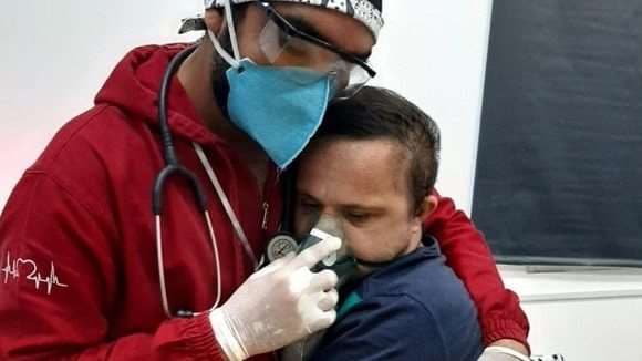 El enfermero Raimundo Nogueira, de 38 años, abraza a un paciente con síndrome de Down.