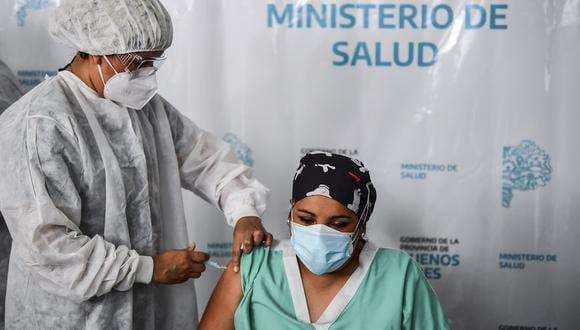 En otros países ya empezaron a vacunar a la población. Foto referencial: AFP