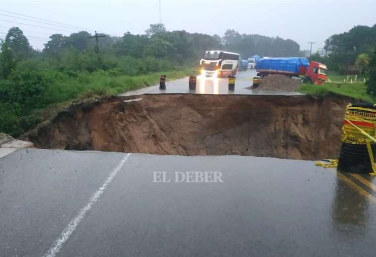 El agua se lleva un pedazo de la carretera en Buena Vista. Foto: Soledad Prado