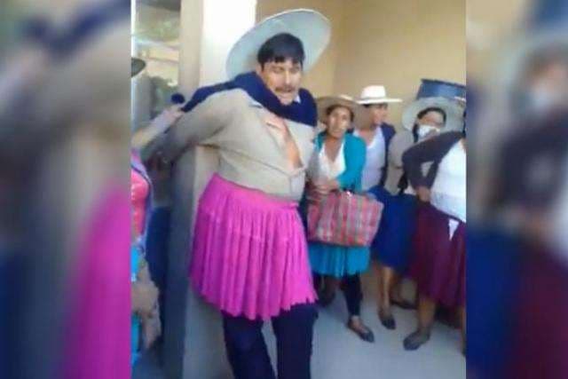 Pobladores vistieron con pollera al presidente del Concejo Municipal de Cocapata